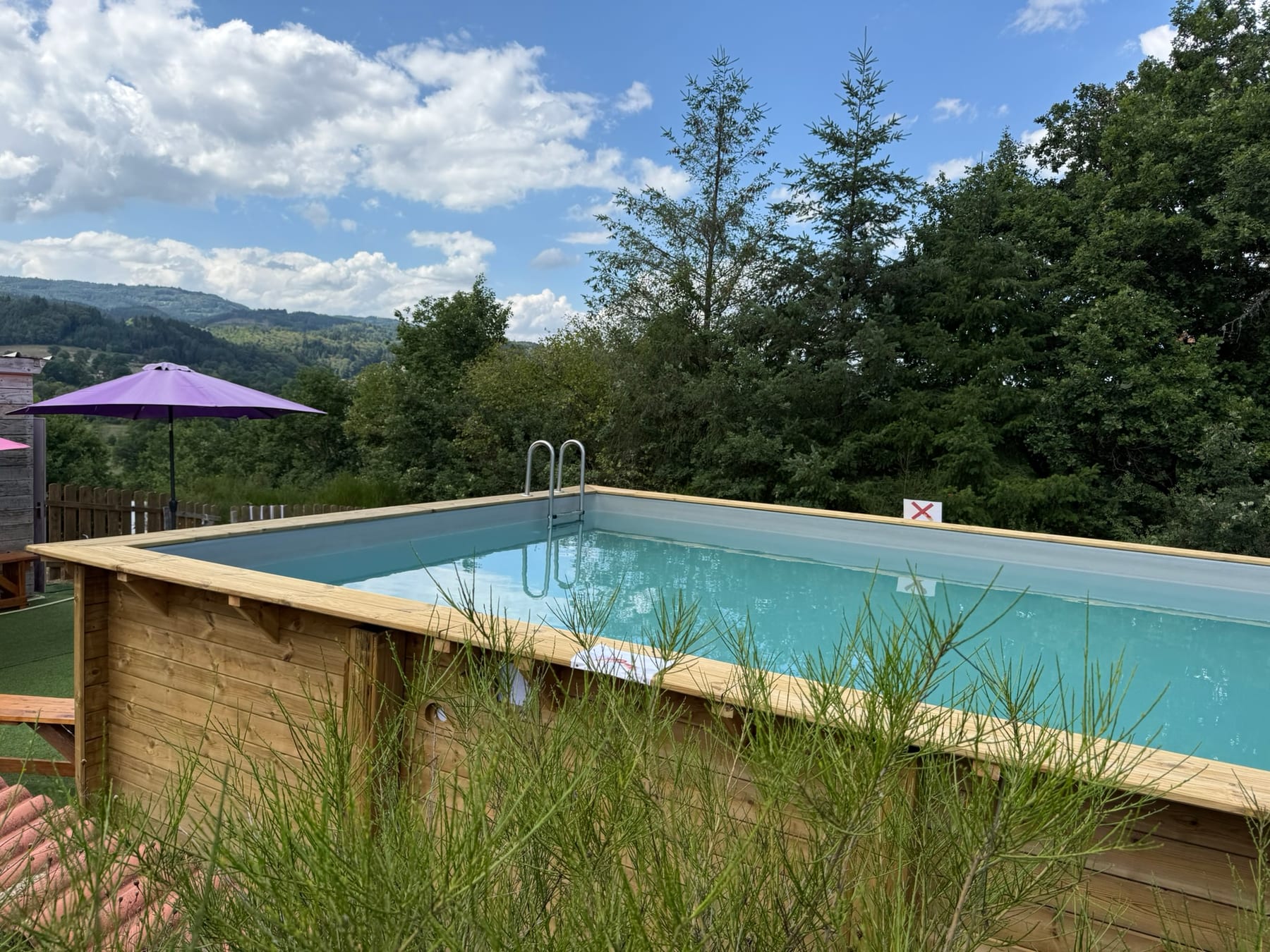 Zwembad met uitzicht over de heuvels van de Auvergne